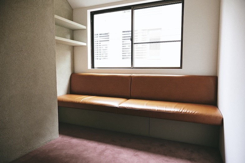 窓枠背景のソファスペース