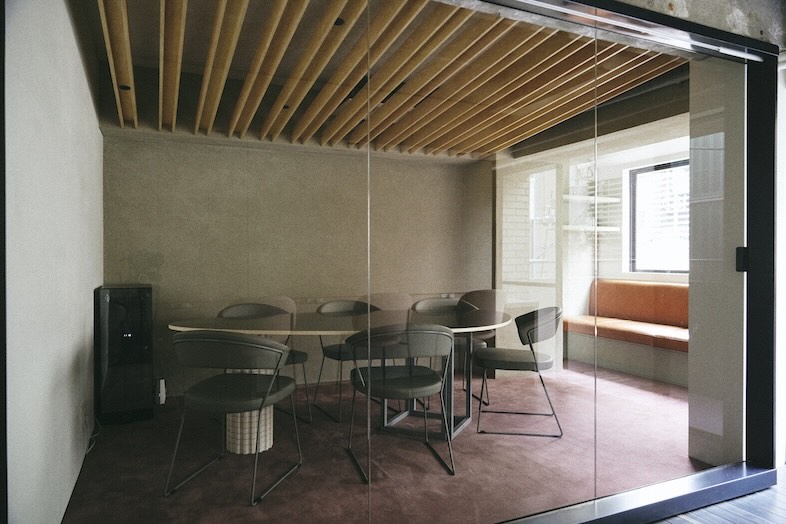 スライドドアで個室にできる、カーペット敷きのゆったりとしたミーティングスペース