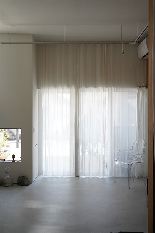 【1F】透けるカーテンで自然光を調整可能