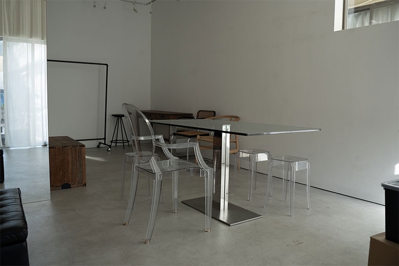 【1F】デザイン性の高い透明な家具