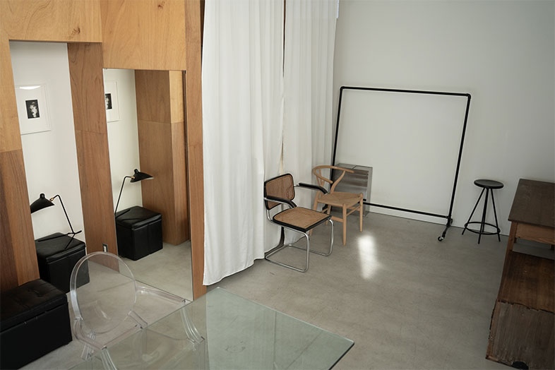 【1F】白壁・ウッド壁・コンクリート床の異素材が組み合わさった空間