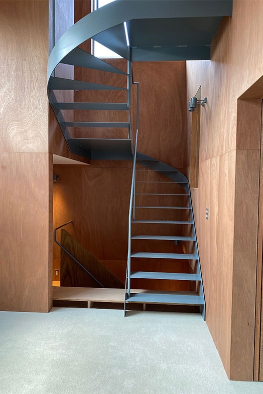 【2F】ユニークなデザインの階段