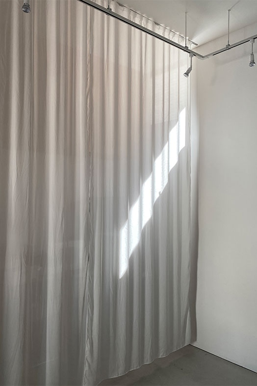 【1F】透けるカーテンが儚く繊細な雰囲気を演出
