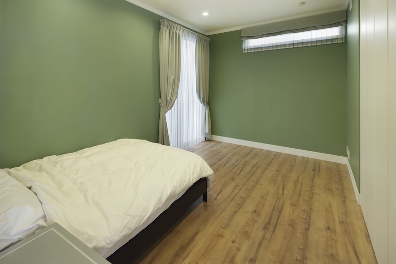 【1F】緑の壁紙が印象的なベッドルーム