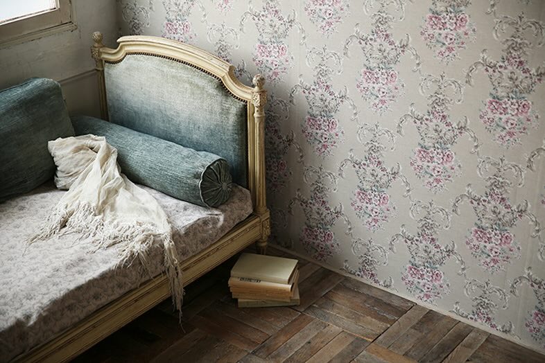 【花柄壁紙の壁】撮影に使用できる家具・小物が充実