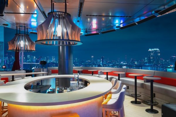 【17F_BAO】都会的で洗練されたナイトシーンを演出する円形のバーカウンター