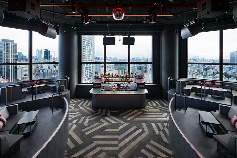 CÉ LA VI TOKYO｜【17F_LOUNGE】外の景色を望みながら、ドリンクや会話を楽しめる開放的な空間