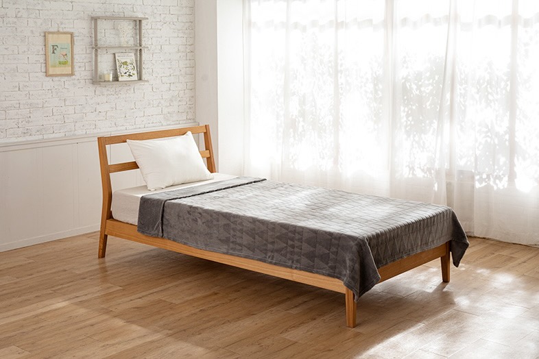 木製フレームのベッド（有料貸出）