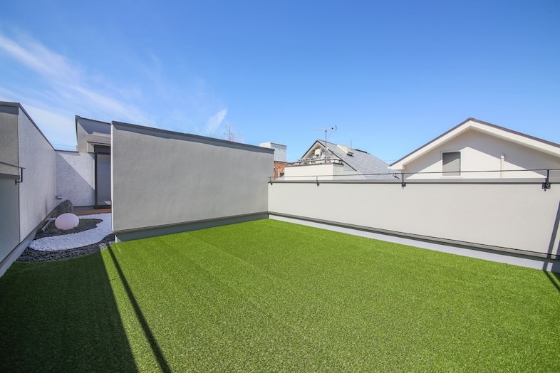 【3F】屋上庭園とつながる人工芝スペース