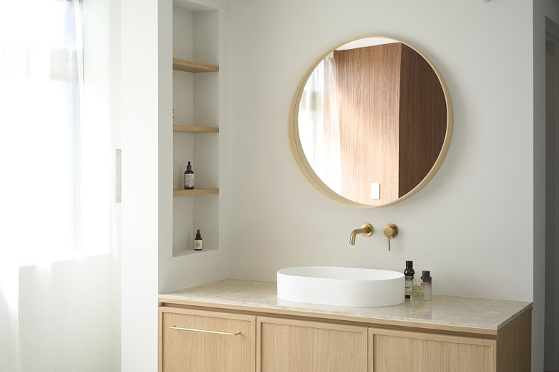 丸鏡が特徴的な実際に使用可能な洗面台スペース