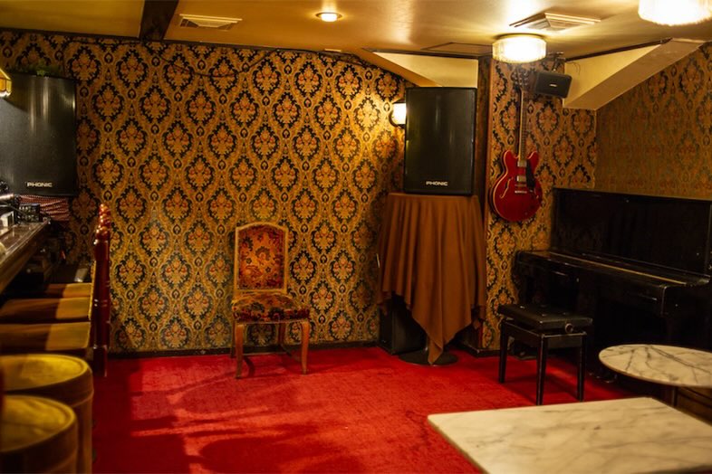 【2F】赤い絨毯が高級感のあるクラシックな雰囲気を演出