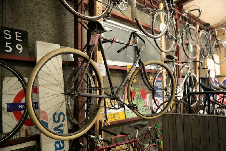 ディスプレイされた自転車も背景として撮影可能