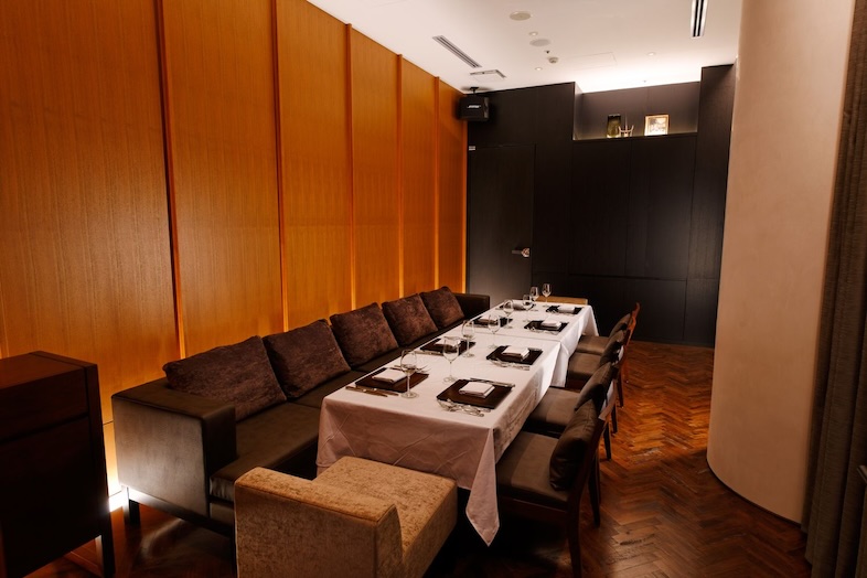XEX 日本橋｜【Privateroom】温かみのある木壁に囲まれた個室空間は会食やミーティングシーンに最適