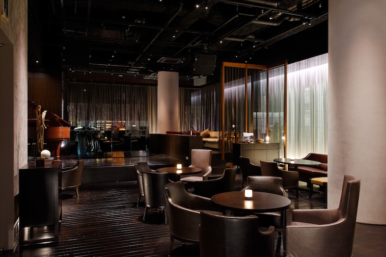 XEX 日本橋｜【TheBAR】ソファとテーブルがゆったり配置され、リラックスした大人の時間を過ごせる空間