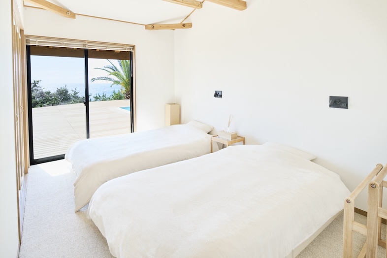 【ツインルーム】窓から海を背景に撮影できるベッドスペース