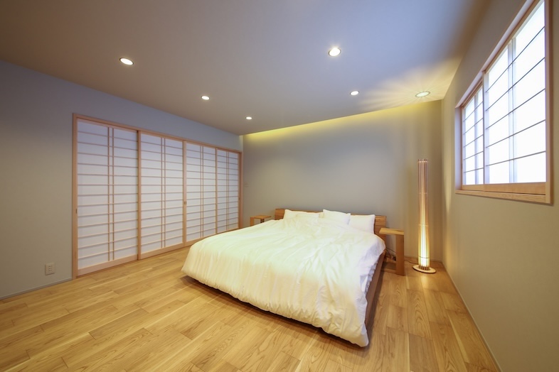 【2F】障子窓から自然光が差し込む寝室