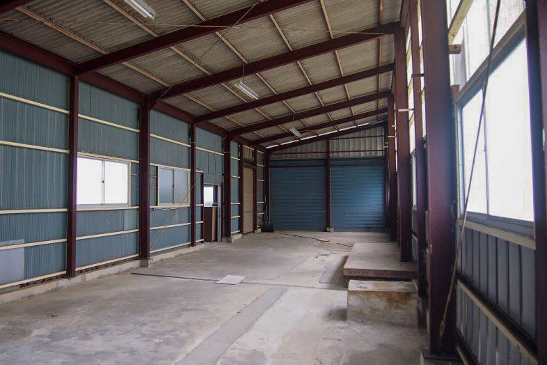 敷地内の大型倉庫は機材置き場としても利用可能（オプション）