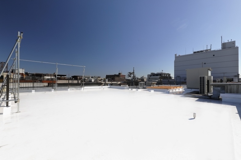 【Rooftop】開放感がある純白の屋上スペース