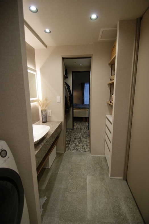 ベッドルームから洗面スペースに繋がる回遊動線タイプの間取りで、一連の生活シーン撮影がスムーズに行えます