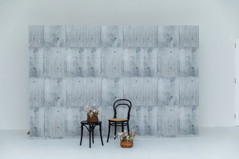 【スタジオ1】可動式のコンクリート壁を背景に撮影可能