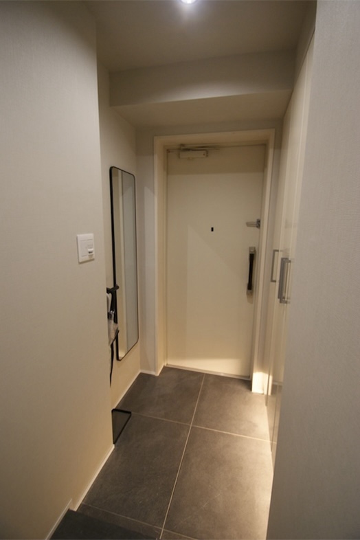 玄関スペースでは、訪問・お出かけシーンの撮影が可能