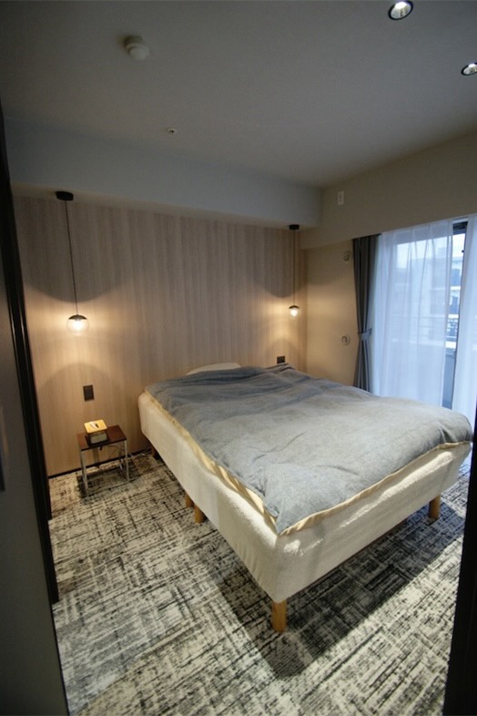 ホテルライクのモダンな寝室で、起床・就寝シーンの撮影が可能