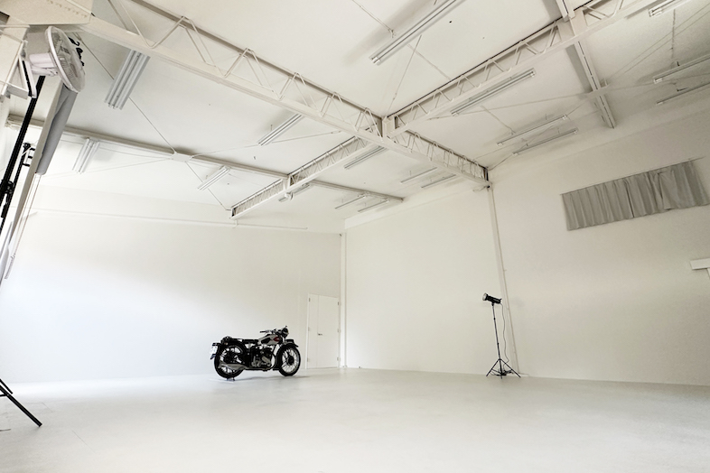 【スタジオ1】車やバイクの乗り入れが可能