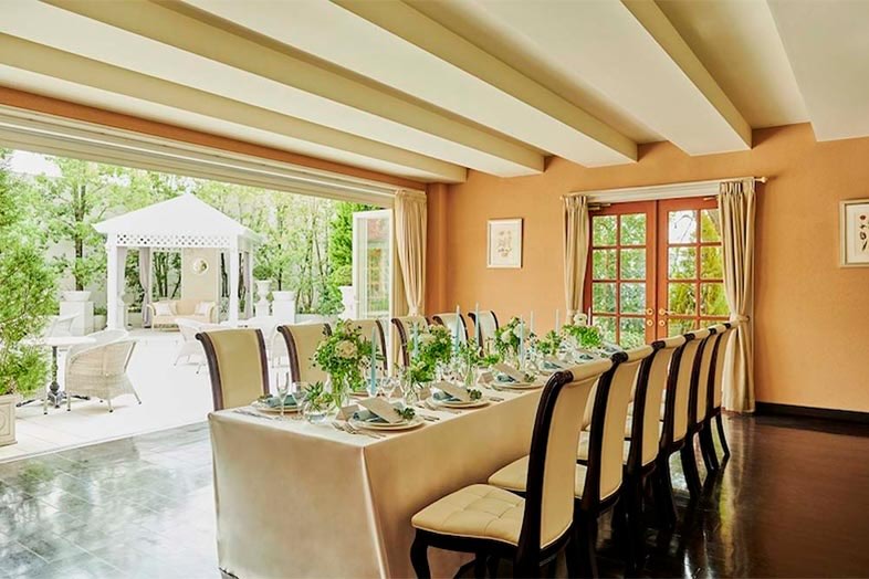 エヴァウイン小山プレミアムスィーツ｜【バンケット】ガーデンに繋がり開放的な印象