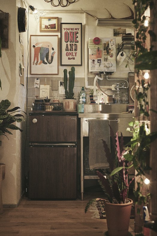 ポスターやメモが飾られているキッチンスペース