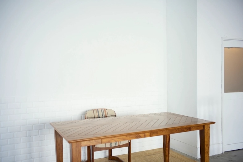 タイル(腰壁)×ウッドテーブル・チェア