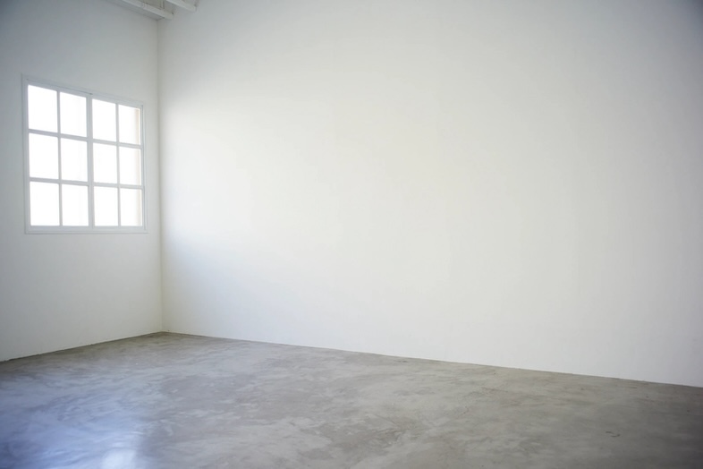 モルタル床、真っ白な漆喰壁のシンプルな空間