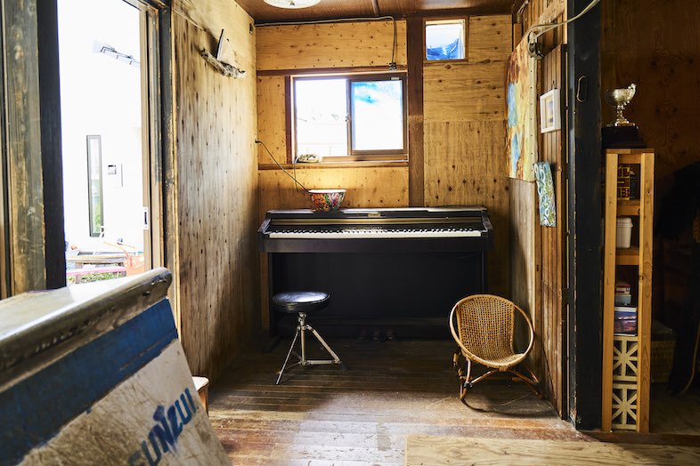 スタジオ内にあるピアノを使った楽器演奏撮影も可能