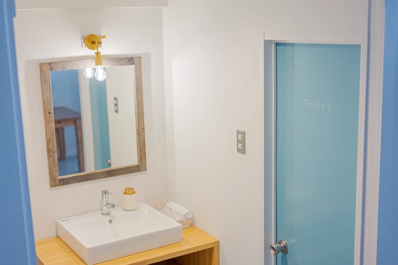 ブルーのドアが印象的な洗面スペース