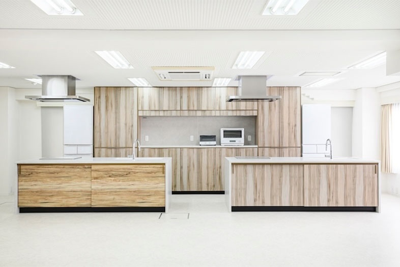 並びのアイランドキッチン（IH）2台を完備したキッチンスタジオ