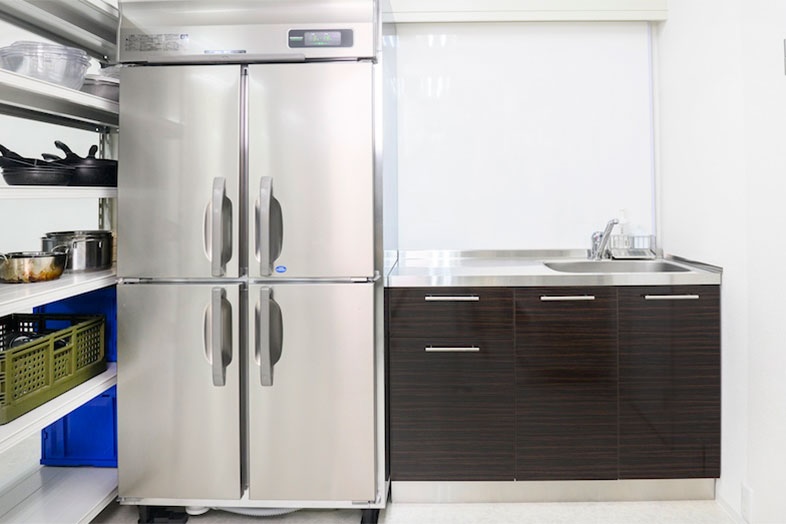 業務用冷蔵庫と準備用のキッチンスペース