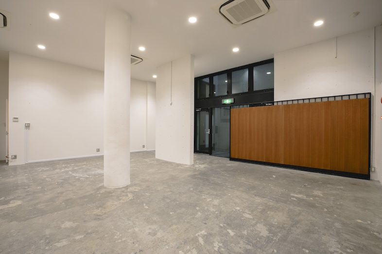 白壁とコンクリート床を基調としたシンプルな空間