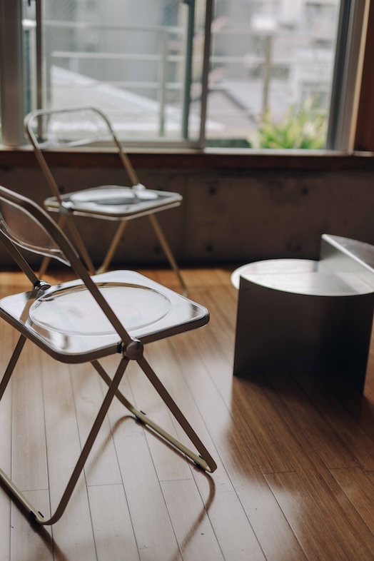 【4F】ミニマルなデザインの透明な椅子とテーブル
