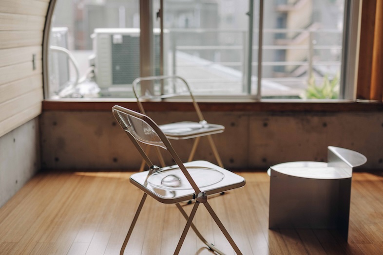 【4F】ミニマルなデザインの透明な椅子とテーブル