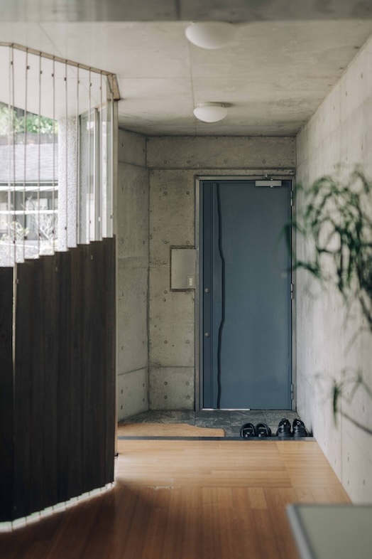 【3F】玄関スペースとブルーのドア