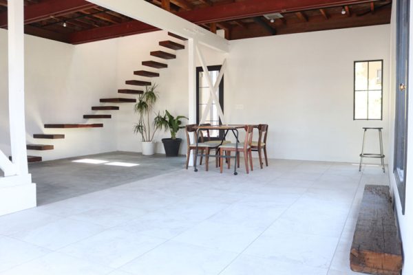 【1F】モルタル床と白壁のシンプルな空間