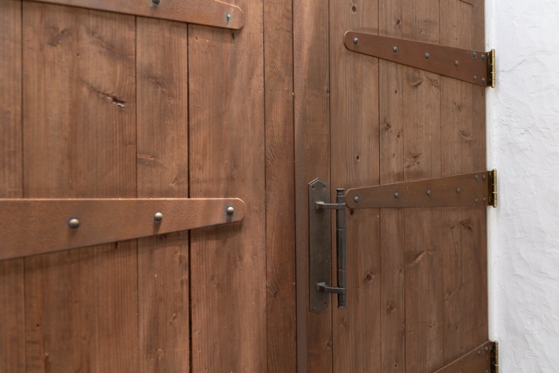 【HOME】ウッド素材を使用したドアを背景に撮影可能