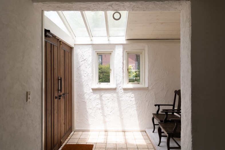 【HOME】小さな窓から繊細に差し込む自然光で撮影可能