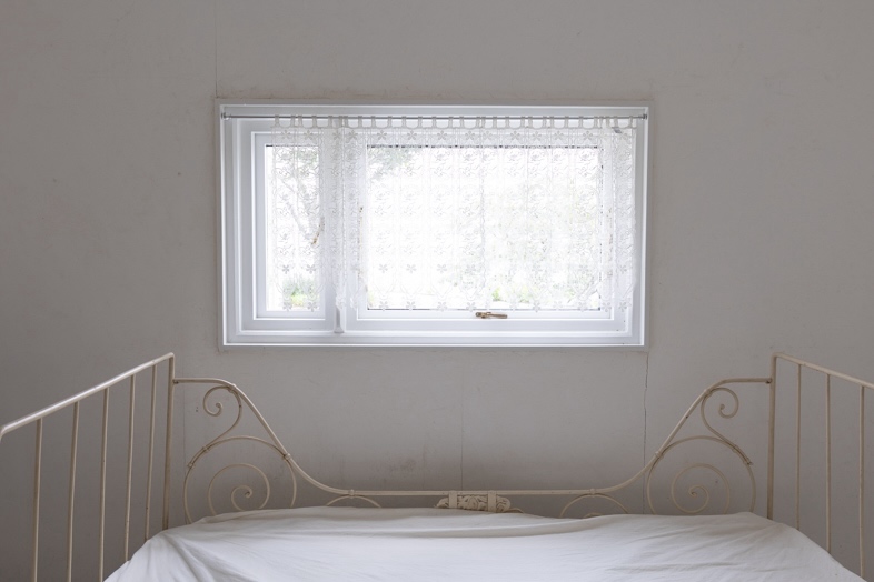 【HOME】窓から自然光が差し込む明るいベッドルームとして