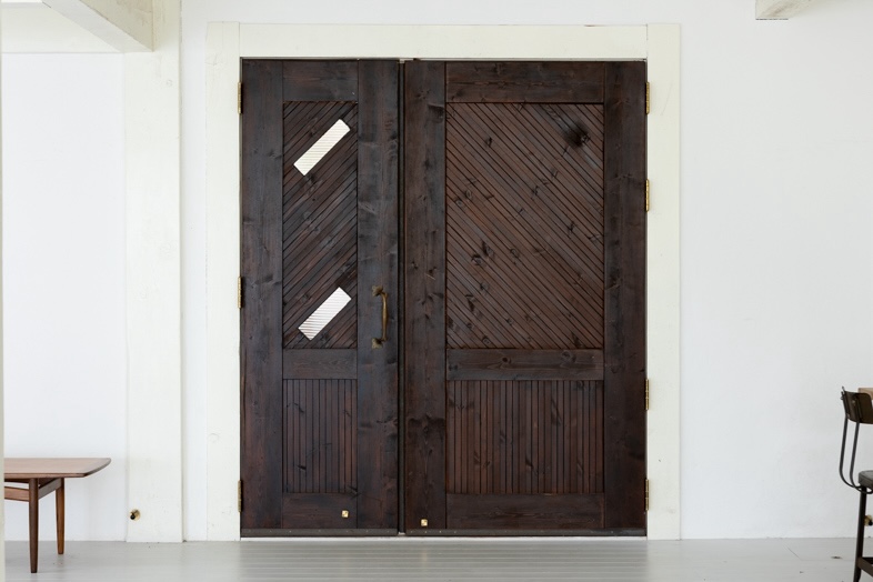 【HOME】ダークブラウンの木材を使用したドア