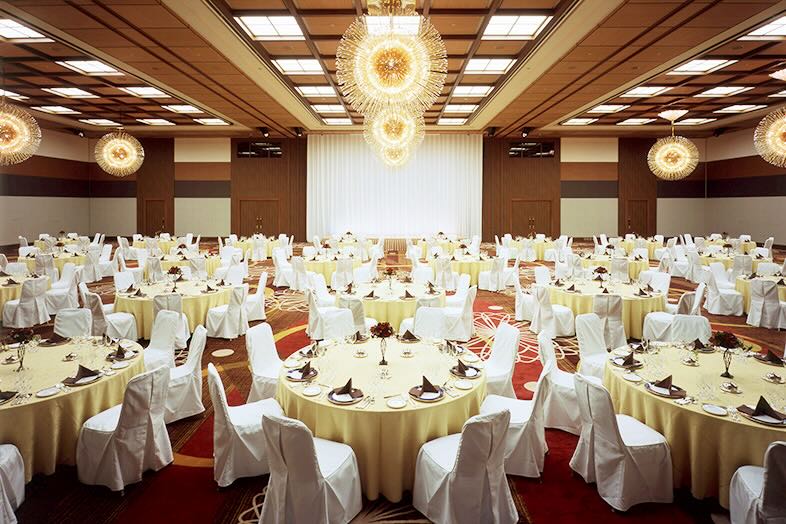 【4F/大宴会場/ロイヤルクラウン】天井高7ｍ、最大450名対応の宴会場