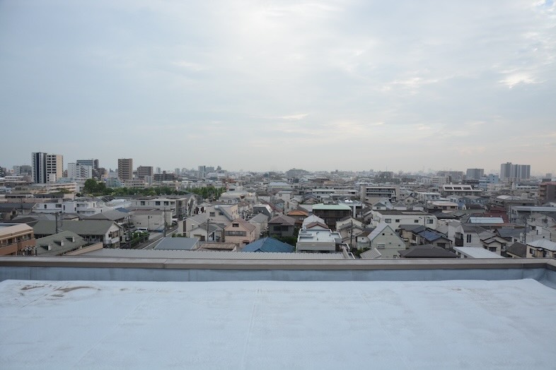 【屋上】空や周辺のビル、街並が映り込んだ撮影が可能