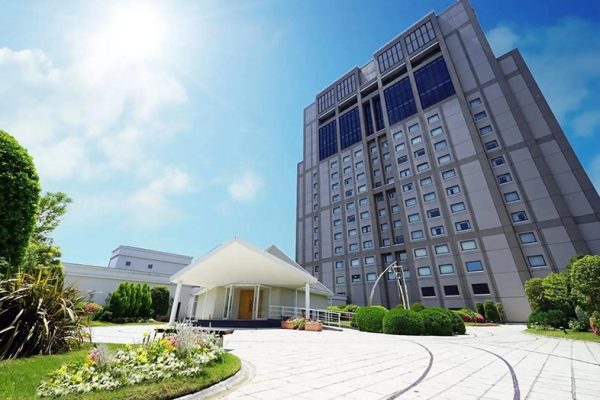【6F/ガーデン・チャペル】季節を感じる草花と緑が溢れる広々なガーデンに建つチャペル