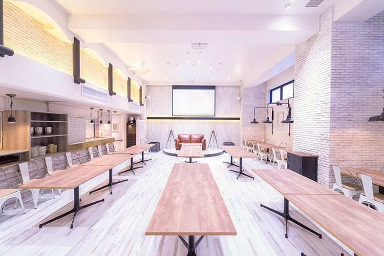 GOBLIN.恵比寿HALL店｜無垢材の床と白いレンガ壁が織りなす洗練された空間はどんなコンセプトにもフィット