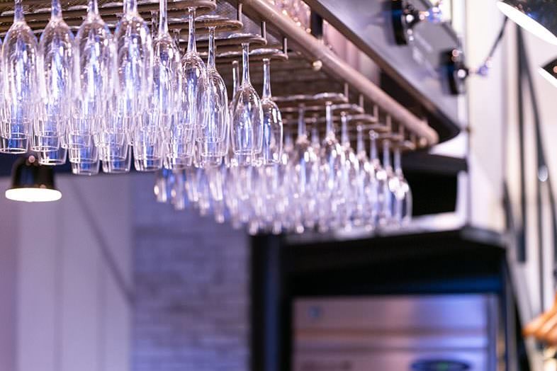 GOBLIN.恵比寿HALL店｜インパクト抜群のグラスのディスプレイはパーティーシーンや特別な撮影にぴったり