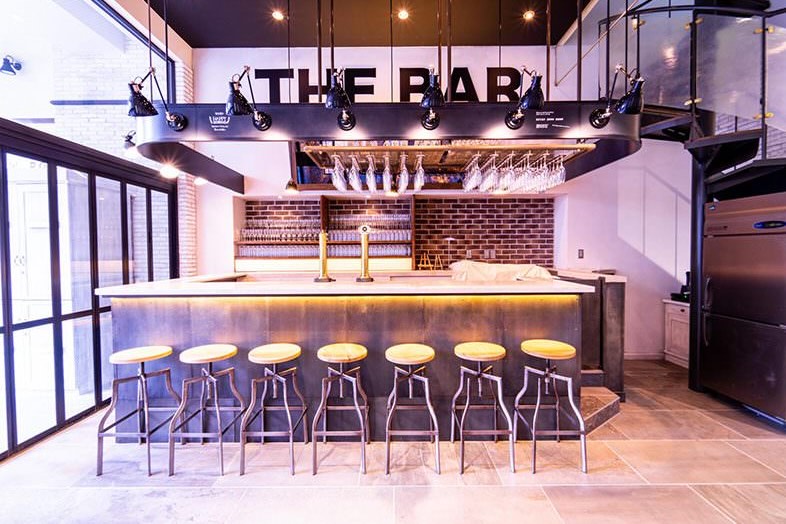 GOBLIN.恵比寿HALL店｜入口すぐにあるバーカウンターで、本格的なバーシーンやカフェシーンの撮影が可能